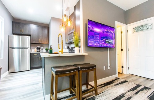 University Heights Apartment | 15min->Beach*Walk to Cafes*Full Kitchen- W/D