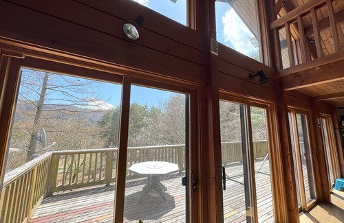 Fujikawaguchiko Cottage | 162㎡cabin/3min walk Lake Saiko/remote work/BBQ/5min drive Kawaguchi Lake/Mt.Fuji