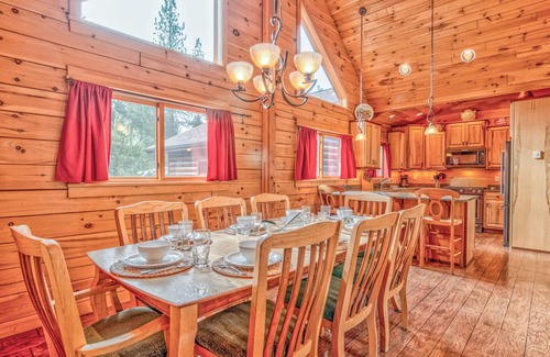 Oregon Water Wonderland Cabin | 17166 Crane Drive is a custom built log cabin on the Big Deschutes River, wit