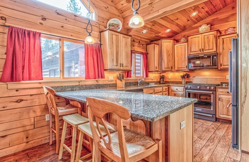 Oregon Water Wonderland Cabin | 17166 Crane Drive is a custom built log cabin on the Big Deschutes River, wit