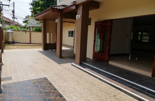 Ban Pong House | 175squarewah/newly renovated/90sqwah backyard/4bedrooms/3bathrooms
