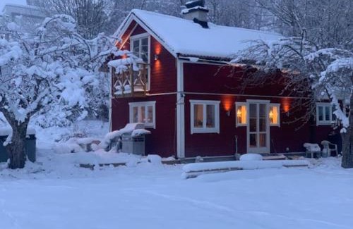 Osteraker Villa | 1800 tals Sjötorp med egen strand och brygga