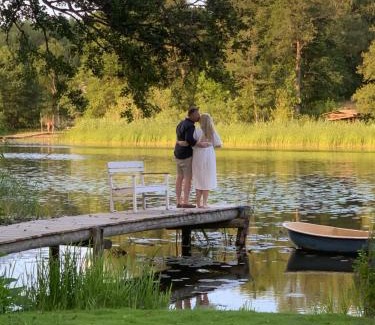 Osteraker Villa | 1800 tals Sjötorp med egen strand och brygga