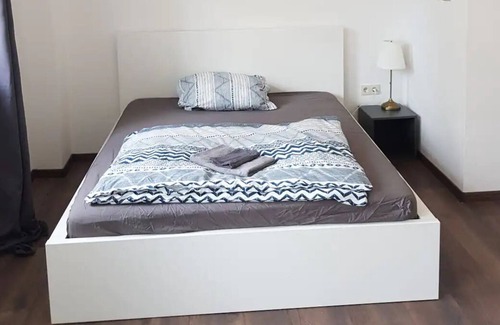 Mugeln Condo | 1806 4 bedroom vaulted studio between L and DD