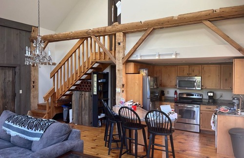 East Dorset House | 1860's converted barn on 13.7 acres with mountain views with swimming pond