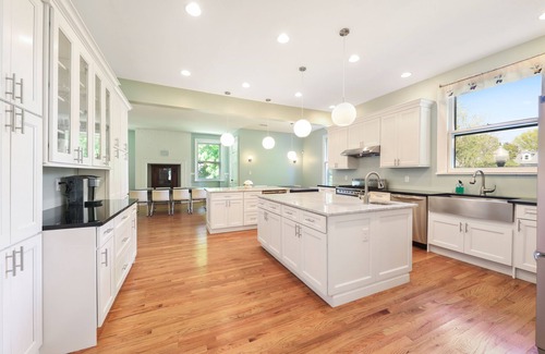 Plainfield House | 1897 MANSION 30 min to NYC Sleeps up to 26 with 12 bedrooms and 7 and 1/2 baths