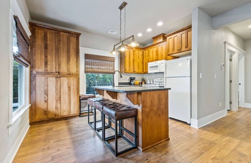 Albany House | 1910 Craftsman on Walnut