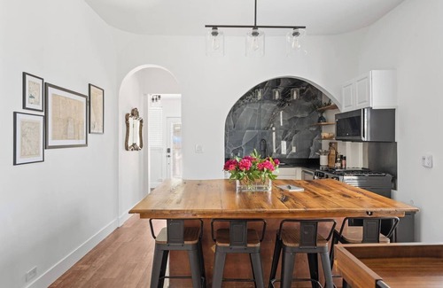 Downtown Reno House | - 1914 Historic Cottage - Newly Remodeled - Electric Fireplace, Gas Firepit and BBQ - Fenced Property - Chef's Kitchen - Electric Vehicle Charging Station