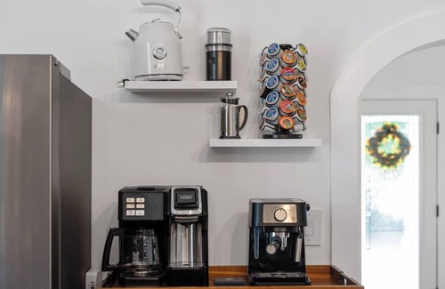 Downtown Reno House | - 1914 Historic Cottage - Newly Remodeled - Electric Fireplace, Gas Firepit and BBQ - Fenced Property - Chef's Kitchen - Electric Vehicle Charging Station