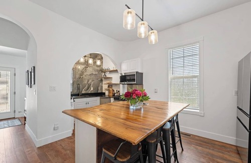 Downtown Reno House | - 1914 Historic Cottage - Newly Remodeled - Electric Fireplace, Gas Firepit and BBQ - Fenced Property - Chef's Kitchen - Electric Vehicle Charging Station