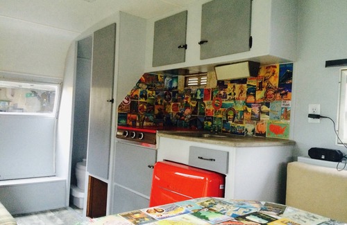 Vista House | 1971 Kayot Vintage Canned Ham Trailer-Ruby Red