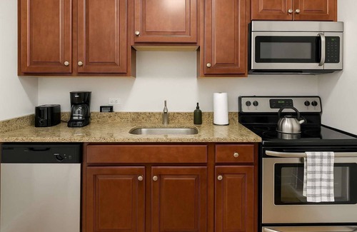 Bowmanville Apartment | 1BR Chic & Sunny Place