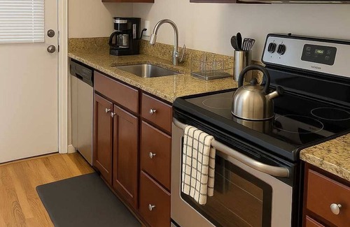 Bowmanville Apartment | 1BR Chic & Sunny Place