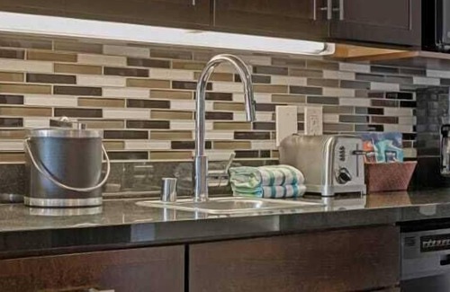 Lower Nob Hill Condo | 1br Deluxe Condo Golden Gate Bridge Fun!