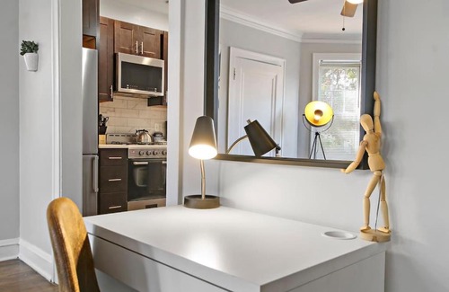 Irving Park East Apartment | 1BR Homey Apt in Irving Park - Troy 2