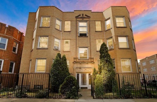 Irving Park East Apartment | 1BR Homey Apt in Irving Park - Troy 2