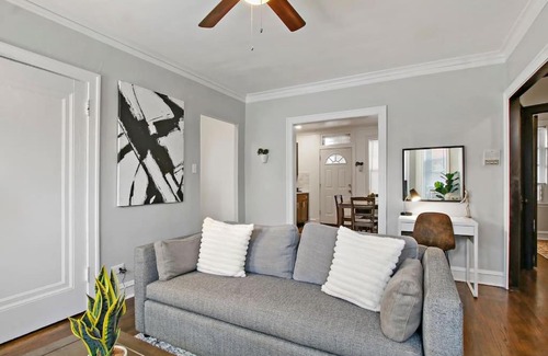 Irving Park East Apartment | 1BR Homey Apt in Irving Park - Troy 2