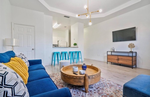 Flagami Condo | 2/2 1/2 Miami 10 Mins to Miami Airport 423