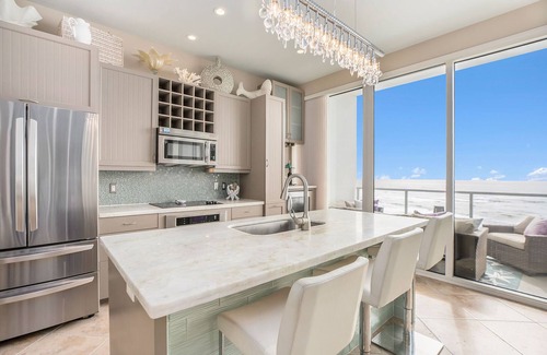Galveston Condo | π 2/2 Diamond Beachfront , Galveston, Amenities Galore! W/D in Unit, 6th FL