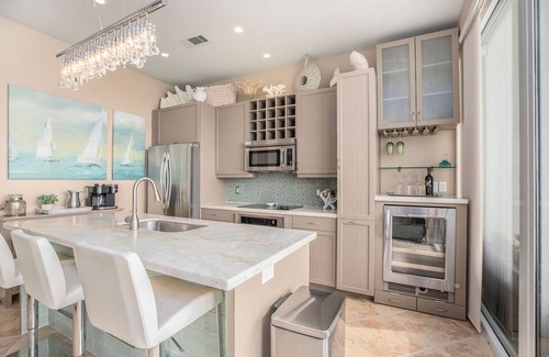 Galveston Condo | π 2/2 Diamond Beachfront , Galveston, Amenities Galore! W/D in Unit, 6th FL