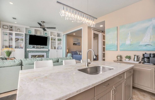 Galveston Condo | π 2/2 Diamond Beachfront , Galveston, Amenities Galore! W/D in Unit, 6th FL