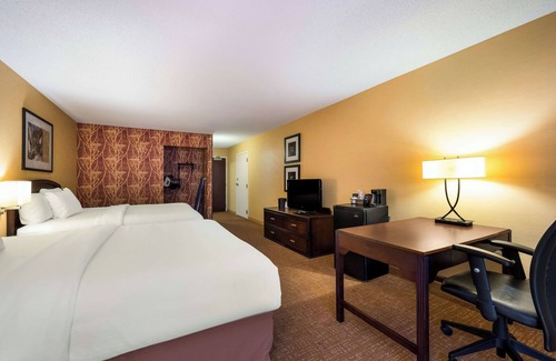 Novi Hotel | 2 Affordable Rooms, Convenient Location, Swimming Pool and Pet-Friendly