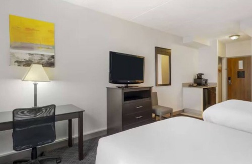 Mundelein Hotel | 2 Affordable Units Near Vernon Hills and Shopping Center | Pets are Allowed