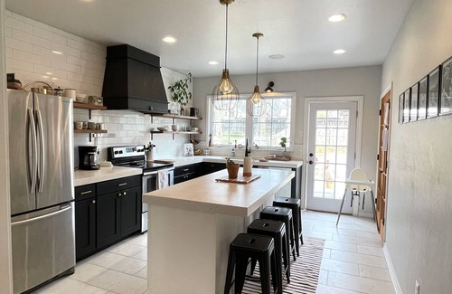 Guthrie House | 2 BDR-2.5 Bath beautifully remodeled 1930 cottage 2 blocks from Downtown