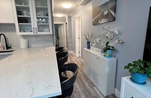 Hastings House | 2 Bdrm Contemporary City Oasis Near PNE