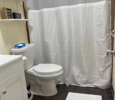 Greenacres House | “2-Bed- 1.5 Bath with outdoor bar