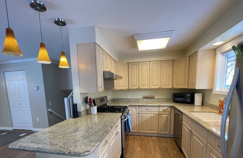 University Area House | 2 Bed, 1 Bath Quiet Duplex Unit