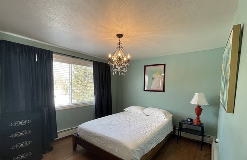 University Area House | 2 Bed, 1 Bath Quiet Duplex Unit