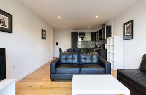 Fairfield Apartment | 2 Bed | 2 bath | 3 min from East Croydon Station