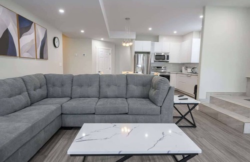 Grande Prairie House | 2 Bed 2 Bath | 3 TVs | Free WIFI | Full Kitchen