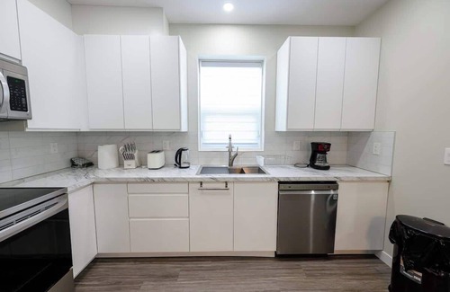 Grande Prairie House | 2 Bed 2 Bath | 3 TVs | Free WIFI | Full Kitchen