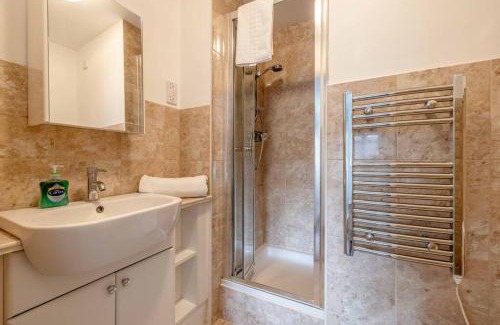 George Green Apartment | 2 BED 2 BATH with PARKING NEAR PINEWOOD/WEXHAM HOSPITAL