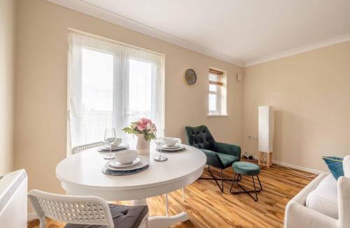 George Green Apartment | 2 BED 2 BATH with PARKING NEAR PINEWOOD/WEXHAM HOSPITAL