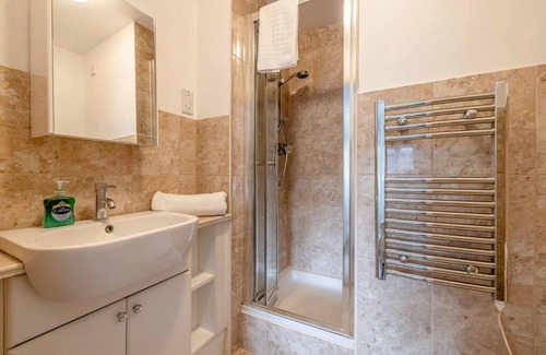 George Green Apartment | 2 BED 2 BATH with PARKING NEAR PINEWOOD/WEXHAM HOSPITAL