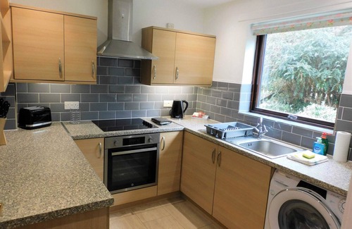 Paisley Apartment | 2 bed Apt, on Quiet Cul-de-Sac, Fab Location