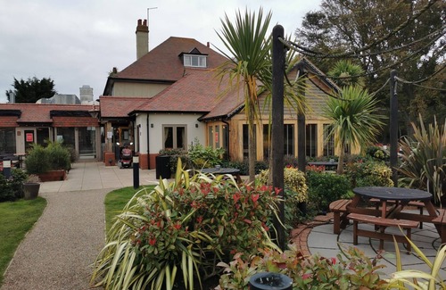 Bridlington House | 2 Bed Cabin - Sleeps 4 - Pets - 5 min to Beach