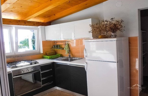 Zubovici House | 2 Bed Flat - Sleeps 8 - Parking - Wifi