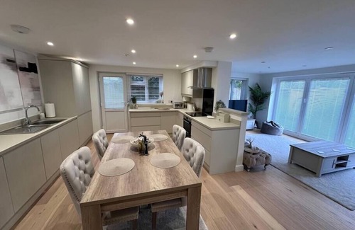 Abingdon Apartment | 2 Bed Ground floor flat with garden