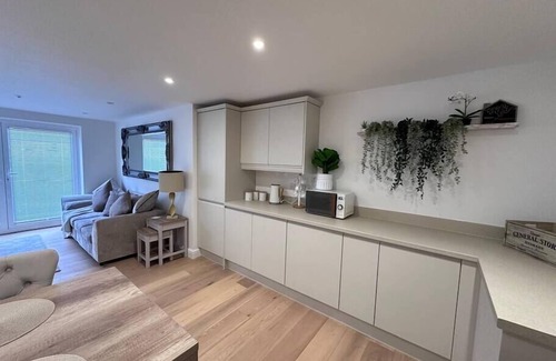 Abingdon Apartment | 2 Bed Ground floor flat with garden