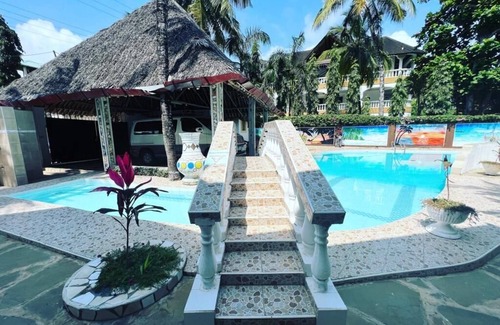 Diani Beach House | 2 Bed House - Sleeps 3 - Pool - Parking - Wifi