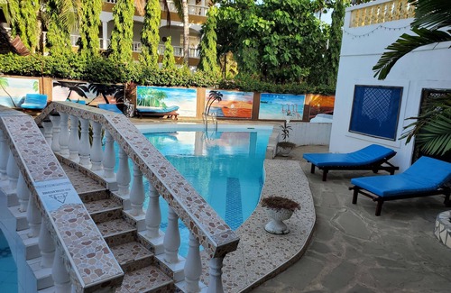 Diani Beach House | 2 Bed House - Sleeps 3 - Pool - Parking - Wifi