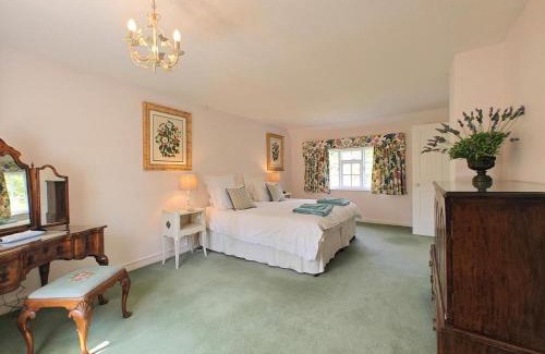 Chilmark House | 2 Bed in Chilmark oc-w32753