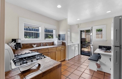 Mission Hills House | 2 bed, Just a few Minutes to Airport & Old Town, Great City Skyline Views