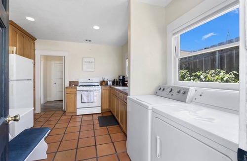 Mission Hills House | 2 bed, Just a few Minutes to Airport & Old Town, Great City Skyline Views