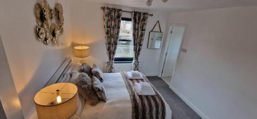 Kirkcaldy Apartment | 2 Bed-Sleeps 5-Parking-Sea View