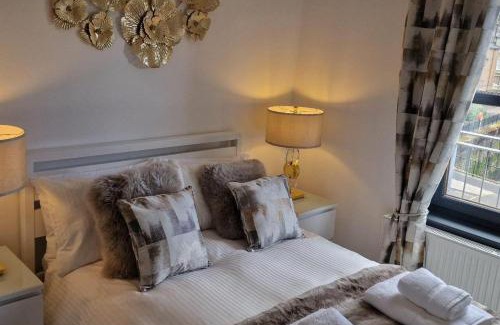 Kirkcaldy Apartment | 2 Bed-Sleeps 5-Parking-Sea View